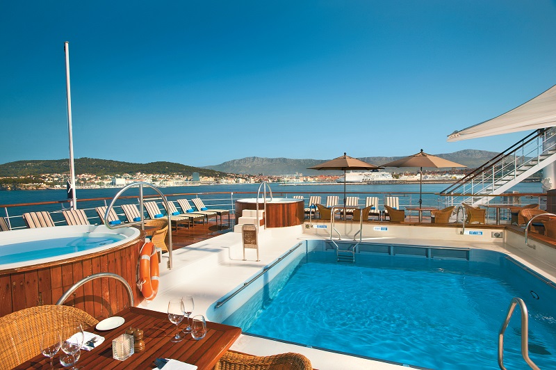 Solarium y Piscina de Popa del Wind Surf (Windstar Cruises) CRUCEROS EN VELERO WIND SURF WINDSTAR CRUISES WINDSURF CRUISES CRUCEROS DE LUJO EN VELERO CRUCEROS MEDITERRANEO CRUCEROS NORTE DE EUROPA CRUCEROS EN VELERO CRUCEROS CARIBE WINDSTAR CRUISES CRUCEROS EN BARCO PEQUEÑO SMALL SHIP CRUISES CRUCEROS DE LUJO EN VELERO CRUCEROS DIFERENTES CRUCEROS ROMANTICOS CRUCEROS VIAJES DE NOVIOS CRUCEROS LUNAS DE MIEL HONEYMOON CRUISES CRUCEROS PARA PAREJAS WINDSURF CRUISES WIND SURF CROCIERE CREUERS WINDSTAR DESCUENTOS EN CRUCEROS CRUCEROS EN VELERO WIND SURF VELERO CRUCEROS #cruceros #WindstarCruises #WindSurf #Crucerosenvelero #WindStarWindSurf #CrucerosaVela #CrucerosdeLujo #CrucerosBarcoPequeño #SmallShipCruises #CrucerosLunasdeMiel #Lunasdemiel #Viajesdenovios #CrucerosRomanticos #Honeymoon